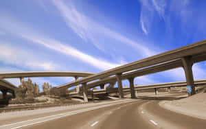 晴朗藍天下複雜的混凝土高速公路高架橋網絡。 — 道路 壁紙