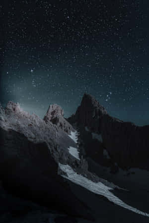 繁星點點的夜空下的積雪山峰