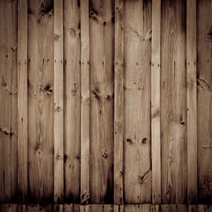 垂直木板的特寫，帶有天然木紋和節疤，呈現棕褐色調。