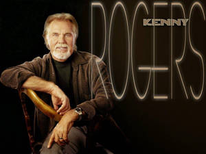 Kenny Rogers 坐在椅子上，他的名字以發光字母顯示在背後。