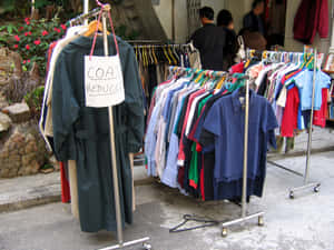 戶外服裝攤位展示的外套，附有減價標牌。