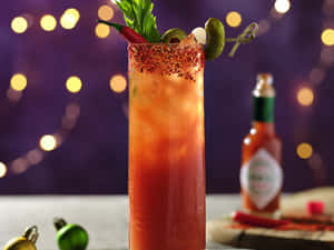 一杯辛辣的Bloody Mary雞尾酒，飾以辣椒醃菜和芹菜，放在節日餐桌上。