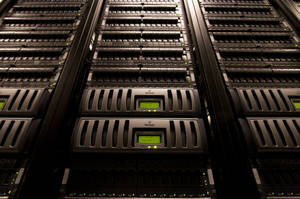 數據中心中帶有綠色指示燈的黑色伺服器機架排。
