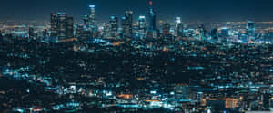 夜間城市景觀，摩天大樓和街道燈火通明。