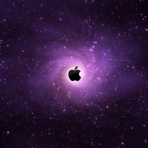 Apple標誌在紫色星空背景中發光。