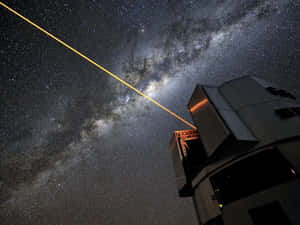 望遠鏡在夜間向銀河發射激光 — 星星 壁紙