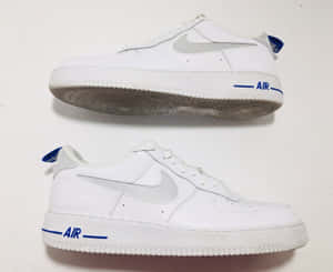 帶有藍色細節的白色Nike Air Force 1運動鞋，從頂部和側面展示。
