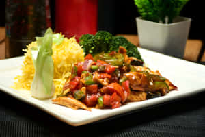一碟雞肉炒菜配燈籠椒、洋蔥、黃飯同西蘭花 — 清新 GIF 壁紙