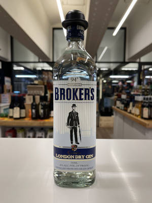 酒舖白色枱面上的一瓶Broker's London Dry Gin。