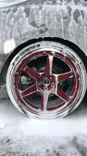 冬季洗車期間，覆蓋著肥皂泡的車輪。 — 簡潔 壁紙