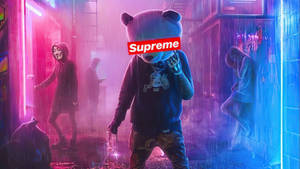 一隻穿著 Supreme 連帽衫的熊吉祥物在雨中霓虹小巷行走，附近有戴面具的人物。 — 熊貓 壁紙