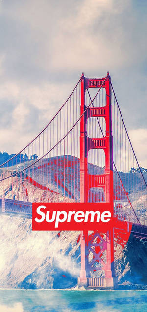 金門大橋帶有紅色Supreme標誌覆蓋 — iPhone 18 壁紙