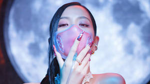 女性戴著粉紅色口罩，閃亮指甲，背景是發光的月亮。 — 粉紅動漫美學 壁紙