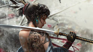 帶有龍紋身的女武士在雪櫻花場景中手持武士刀。 — 日本武士 壁紙