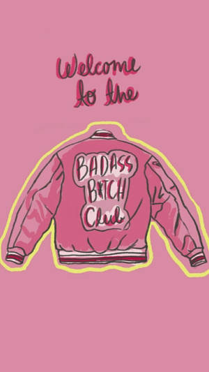 粉紅色插圖外套，黃色輪廓的「BADASS BITCH CLUB」字樣。