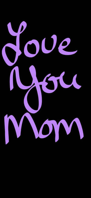 黑色背景上紫色草書文字寫著「Love You Mom」。
