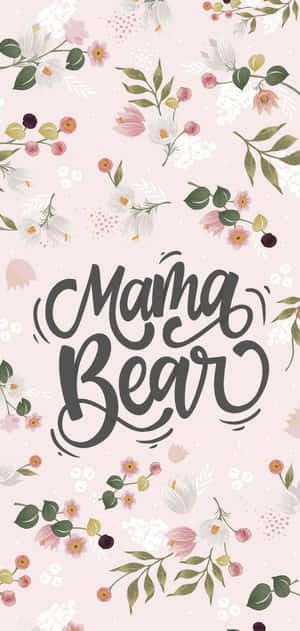 Mama Bear文字被花卉圖案包圍在粉紅色背景上。