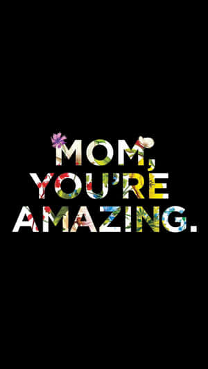 文字顯示「Mom You're Amazing」，字母內有花卉設計，背景為黑色。