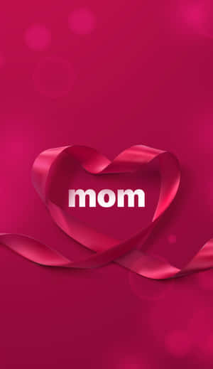 一條粉紅色絲帶呈心形，裡面有「mom」字樣。
