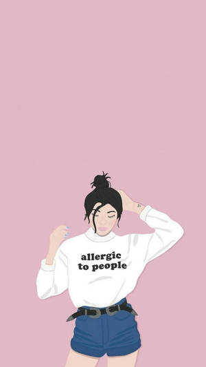 年輕女性身穿印有 allergic to people 字樣的白色運動衫，背景為粉紅色。