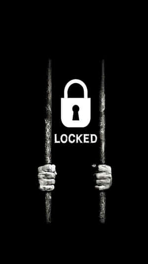手緊握監獄鐵欄，帶有掛鎖和白色文字locked。