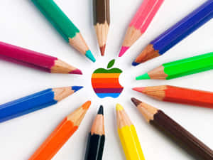 彩色鉛筆在白色背景上圍繞彩虹Apple標誌排列成圓形。