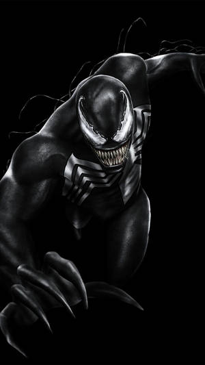 Venom 蹲伏，帶有鋒利爪子和發光眼睛，背景為黑色。