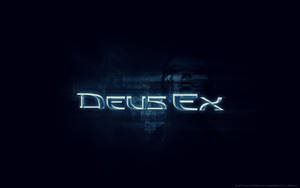 在黑暗的數位背景上，帶有模糊人類輪廓的發光藍色霓虹Deus Ex標誌。