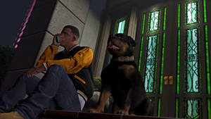 男子與羅威納犬夜間坐在發光綠色門附近的長椅上。