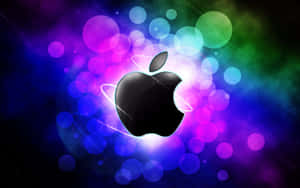 亮面Apple標誌在宇宙場景中閃爍著多彩的散景燈光。
