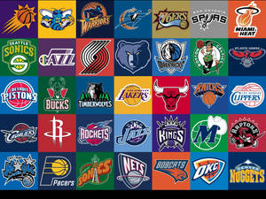 以彩色網格圖案排列的NBA球隊標誌集合。