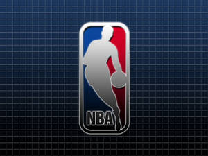 NBA標誌，籃球運動員剪影，藍紅網格背景。