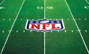 帶有碼線的足球場上的 NFL 標誌