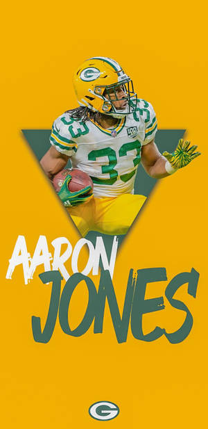 足球運動員Aaron Jones穿著綠灣包裝工制服，手持球奔跑。