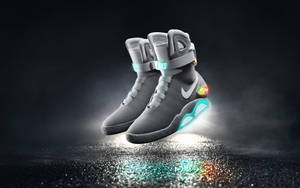 未來感Nike懸浮鞋，發出藍色和彩虹光芒，漂浮在潮濕地面上。