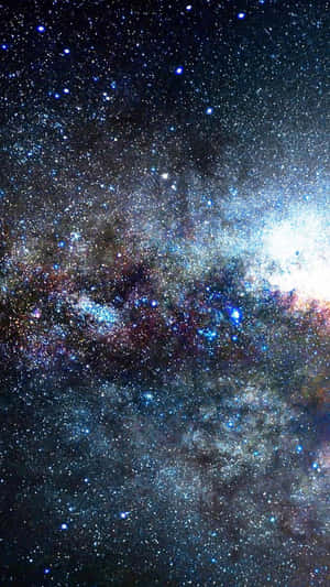 銀河系，在深空中帶有發光的星雲和無數恆星。