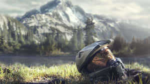 Halo Master Chief 頭盔在草地靠近山間湖泊