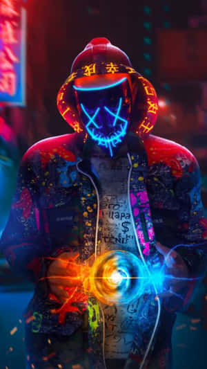 穿 hoodie 的人戴著發光面罩，在霓虹燈照亮的小巷中手持能量球。