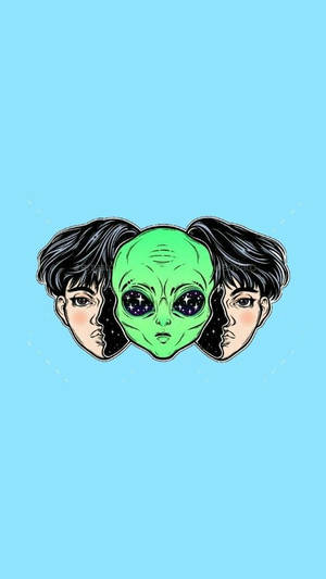 綠色外星人帶星星眼睛，位於兩個人類面孔之間，藍色背景。