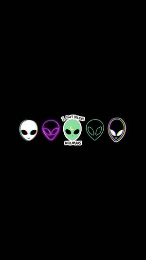 五個發光的外星人頭顱，其中一個舉著寫有「I DON'T BELIEVE IN HUMANS」的牌子。