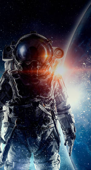 太空人身穿太空衣站在發光行星和星場前。