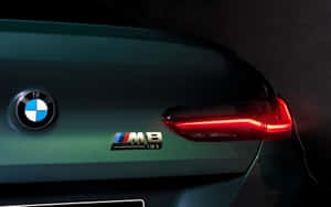 在黑暗環境中BMW M8尾燈和限量版徽章的近距離特寫。