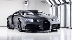 啞光黑色Bugatti Chiron在明亮的白色攝影棚車庫中。