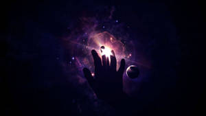 在深空中伸手觸碰發光宇宙星雲的剪影。