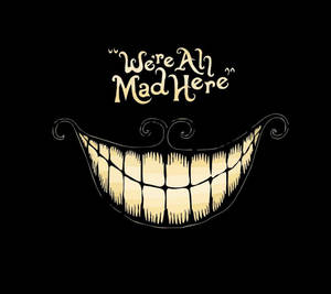 柴郡貓的笑容，金色引文 We're All Mad Here 在黑色背景上。