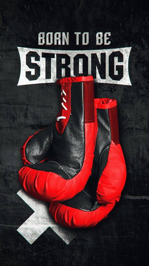 紅色和黑色的拳擊手套，在深色紋理牆壁上帶有「Born to be Strong」文字。
