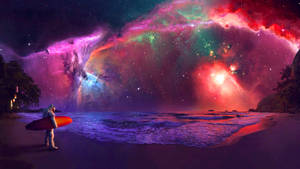 衝浪者在夜間沙灘上，在色彩繽紛的宇宙天空下拿著衝浪板 — 太空人 壁紙