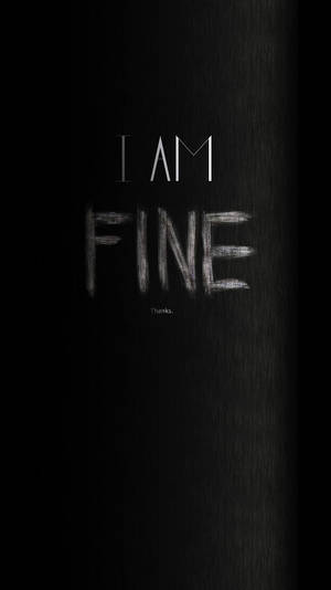 在深色牆上用粉筆寫著「I AM FINE」的文字，下方有「Thanks.」。
