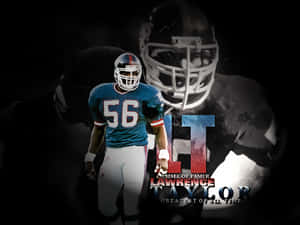 身穿藍色球衣56號的足球運動員Lawrence Taylor，帶有「Hall of Famer」文字。