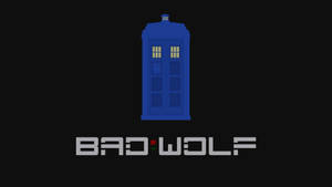 像素化的藍色警察亭，帶有發光的窗戶，上方有「BAD WOLF」文字和一朵紅玫瑰。